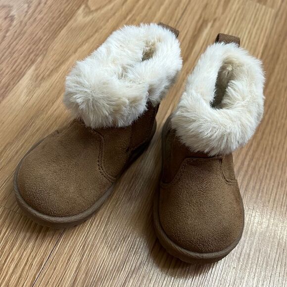 Baby Girls Size 3 Fur Boots with Side Velcro - Picture 1 of 6